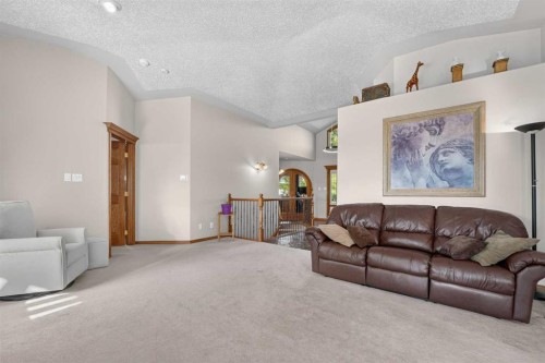 27 Cougar Bay North, Lethbridge, AB - Indoor Photo Showing Living Room