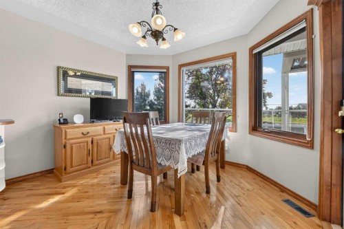 27 Cougar Bay North, Lethbridge, AB - Indoor Photo Showing Dining Room