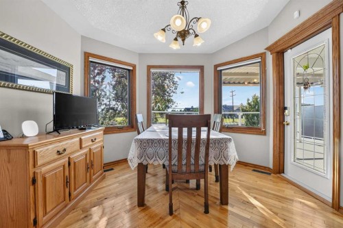 27 Cougar Bay North, Lethbridge, AB - Indoor Photo Showing Dining Room