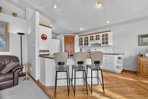 27 Cougar Bay North, Lethbridge, AB - Indoor Photo Showing Other Room