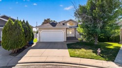 27 Cougar Bay NORTHLethbridge, AB T1H 6H3