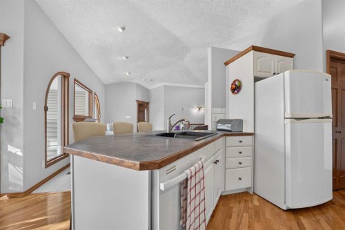 27 Cougar Bay North, Lethbridge, AB - Indoor Photo Showing Kitchen