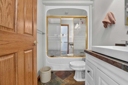 27 Cougar Bay North, Lethbridge, AB - Indoor Photo Showing Bathroom