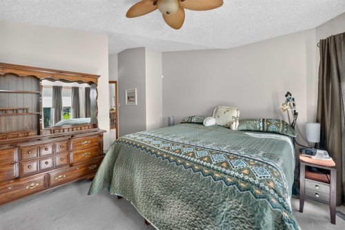 27 Cougar Bay North, Lethbridge, AB - Indoor Photo Showing Bedroom
