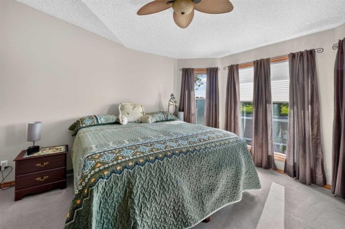 27 Cougar Bay North, Lethbridge, AB - Indoor Photo Showing Bedroom