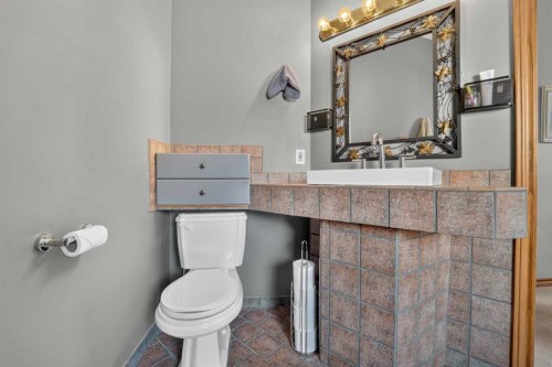 27 Cougar Bay North, Lethbridge, AB - Indoor Photo Showing Bathroom