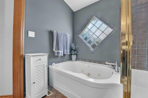 27 Cougar Bay North, Lethbridge, AB - Indoor Photo Showing Bathroom