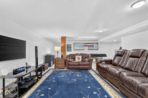 27 Cougar Bay North, Lethbridge, AB - Indoor Photo Showing Other Room
