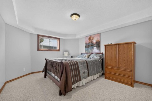 27 Cougar Bay North, Lethbridge, AB - Indoor Photo Showing Bedroom