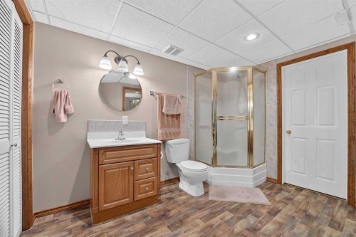 27 Cougar Bay North, Lethbridge, AB - Indoor Photo Showing Bathroom