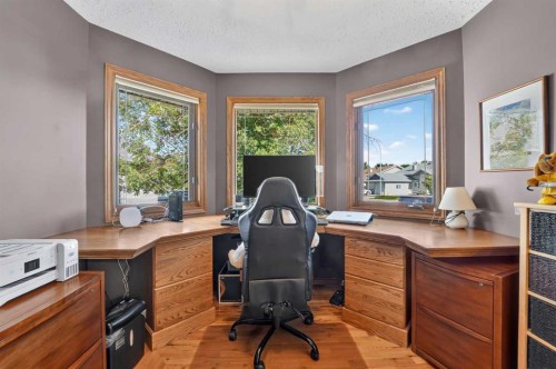 27 Cougar Bay North, Lethbridge, AB - Indoor Photo Showing Office