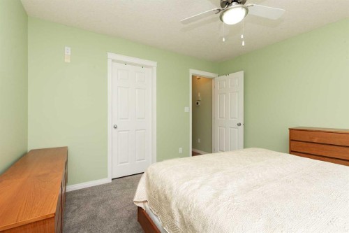334 Mt Sunburst Way West, Lethbridge, AB - Indoor Photo Showing Bedroom