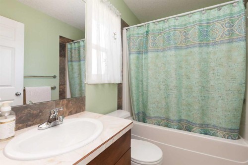 334 Mt Sunburst Way West, Lethbridge, AB - Indoor Photo Showing Bathroom