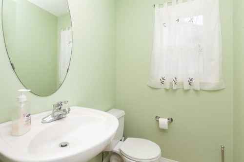 334 Mt Sunburst Way West, Lethbridge, AB - Indoor Photo Showing Bathroom