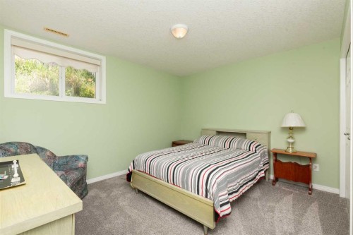 334 Mt Sunburst Way West, Lethbridge, AB - Indoor Photo Showing Bedroom