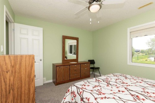 334 Mt Sunburst Way West, Lethbridge, AB - Indoor Photo Showing Bedroom