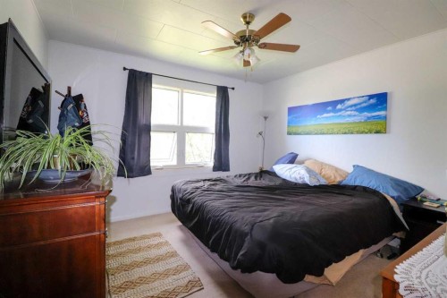 186 8 Street West, Cardston, AB - Indoor Photo Showing Bedroom
