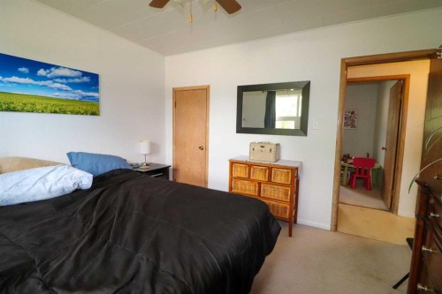 186 8 Street West, Cardston, AB - Indoor Photo Showing Bedroom