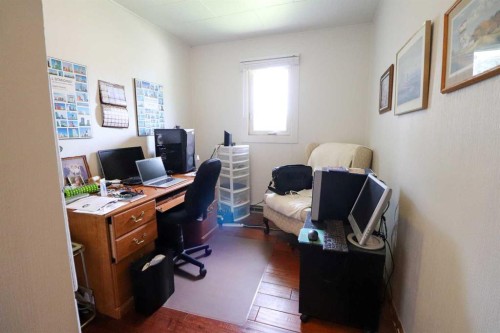 186 8 Street West, Cardston, AB - Indoor Photo Showing Office