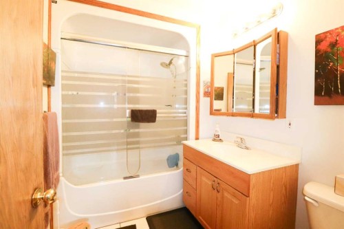 186 8 Street West, Cardston, AB - Indoor Photo Showing Bathroom