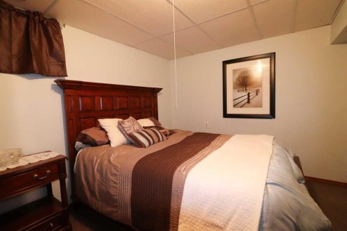 186 8 Street West, Cardston, AB - Indoor Photo Showing Bedroom
