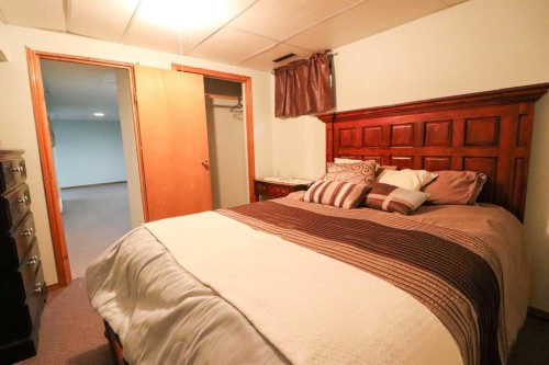 186 8 Street West, Cardston, AB - Indoor Photo Showing Bedroom