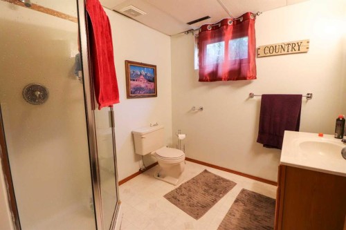 186 8 Street West, Cardston, AB - Indoor Photo Showing Bathroom