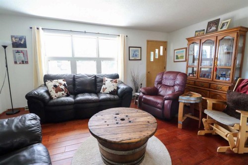 186 8 Street West, Cardston, AB - Indoor Photo Showing Living Room