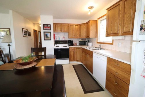 186 8 Street West, Cardston, AB - Indoor Photo Showing Kitchen With Double Sink