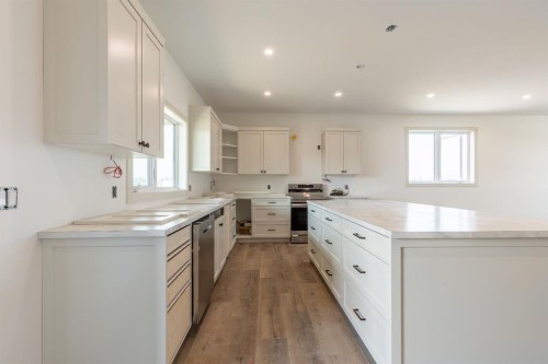 902 Willow Lane, Fort Macleod, AB - Indoor Photo Showing Kitchen