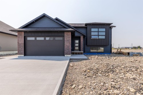 902 Willow Lane, Fort Macleod, AB - Outdoor With Facade