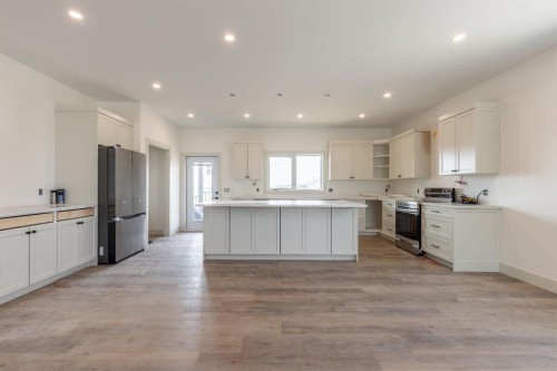 902 Willow Lane, Fort Macleod, AB - Indoor Photo Showing Kitchen With Upgraded Kitchen