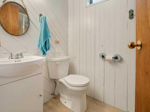 66 Pheasant Road North, Lethbridge, AB - Indoor Photo Showing Bathroom