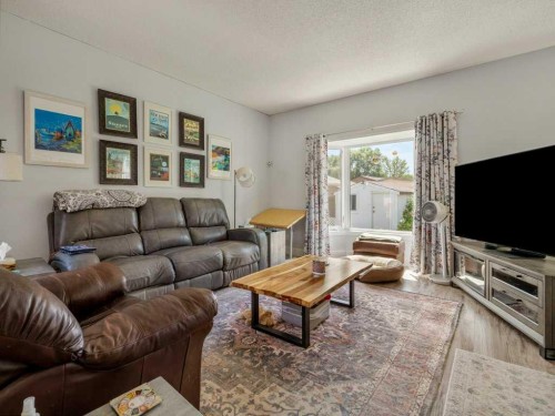 66 Pheasant Road North, Lethbridge, AB - Indoor Photo Showing Living Room