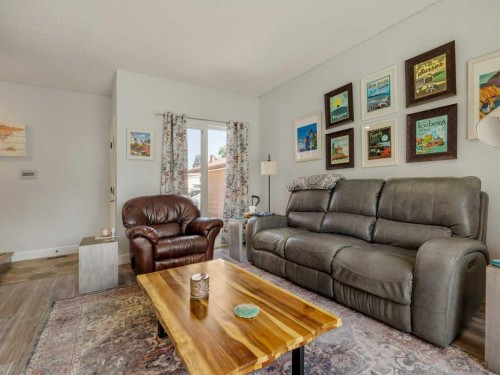 66 Pheasant Road North, Lethbridge, AB - Indoor Photo Showing Living Room