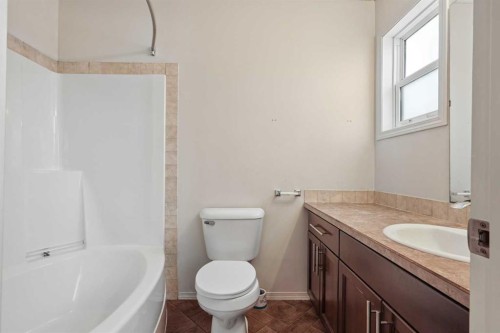 136 Mt Sundance Crescent West, Lethbridge, AB - Indoor Photo Showing Bathroom