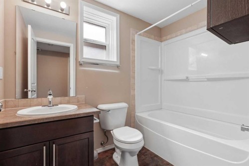 136 Mt Sundance Crescent West, Lethbridge, AB - Indoor Photo Showing Bathroom