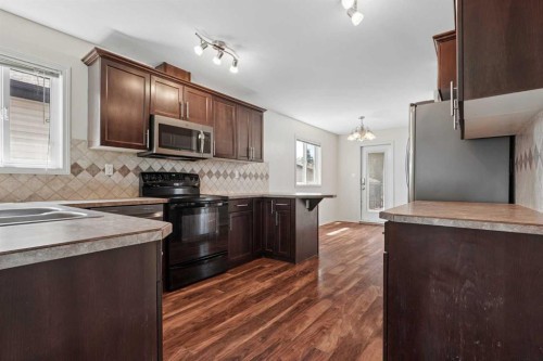 136 Mt Sundance Crescent West, Lethbridge, AB - Indoor Photo Showing Kitchen