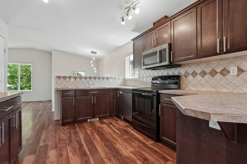 136 Mt Sundance Crescent West, Lethbridge, AB - Indoor Photo Showing Kitchen