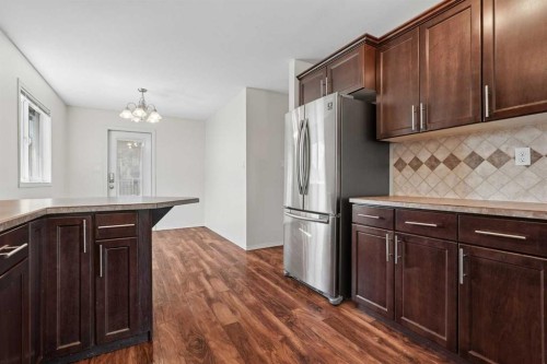136 Mt Sundance Crescent West, Lethbridge, AB - Indoor Photo Showing Kitchen