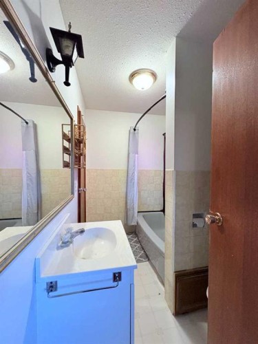 737 2 Street West, Cardston, AB - Indoor Photo Showing Bathroom