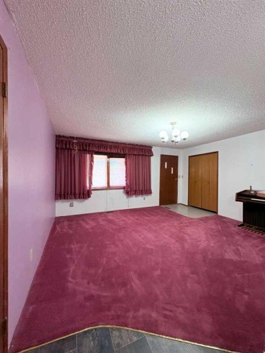 737 2 Street West, Cardston, AB - Indoor Photo Showing Other Room