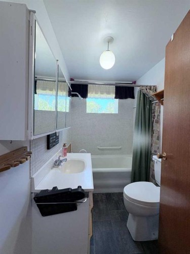 737 2 Street West, Cardston, AB - Indoor Photo Showing Bathroom