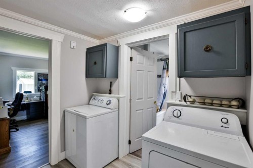 431 3 Street North, Vulcan, AB - Indoor Photo Showing Laundry Room
