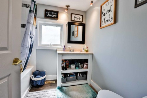 431 3 Street North, Vulcan, AB - Indoor Photo Showing Bathroom