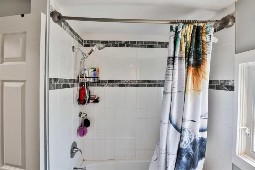 431 3 Street North, Vulcan, AB - Indoor Photo Showing Bathroom