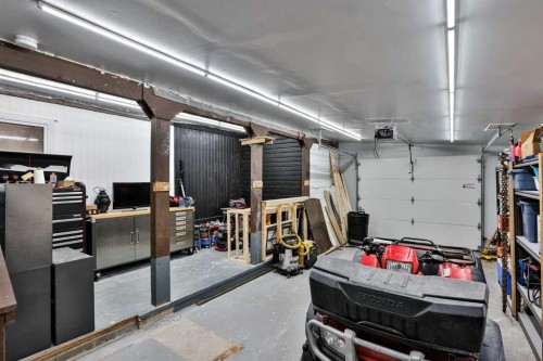 431 3 Street North, Vulcan, AB - Indoor Photo Showing Garage