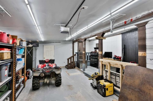 431 3 Street North, Vulcan, AB - Indoor Photo Showing Garage
