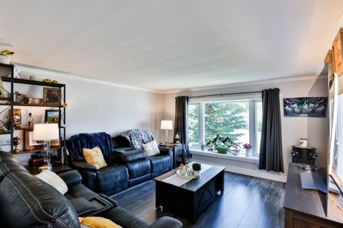 431 3 Street North, Vulcan, AB - Indoor Photo Showing Living Room