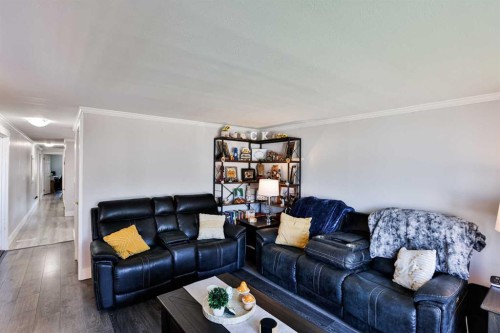 431 3 Street North, Vulcan, AB - Indoor Photo Showing Living Room